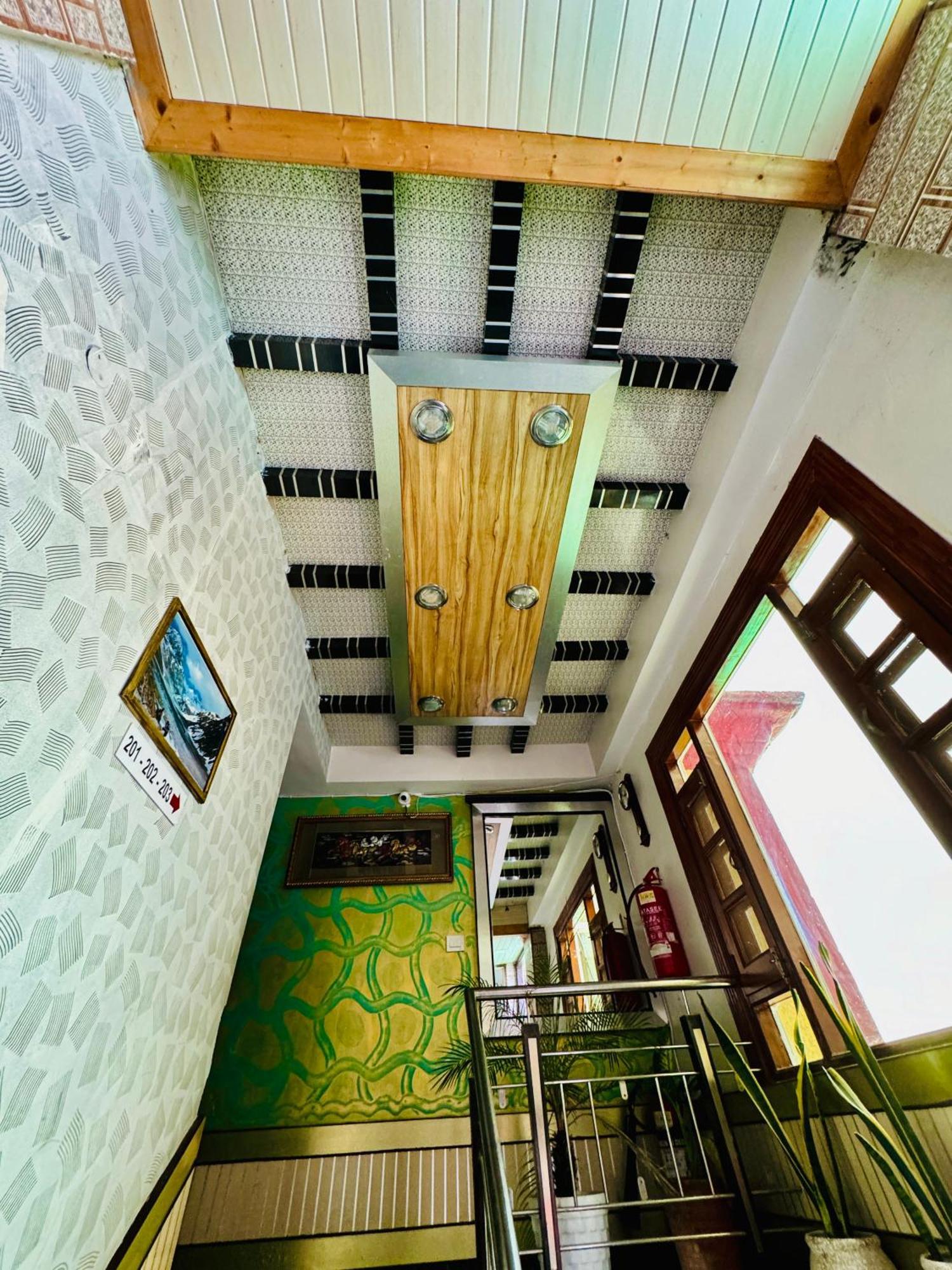 Hotel Apple Regency Simlá Kültér fotó