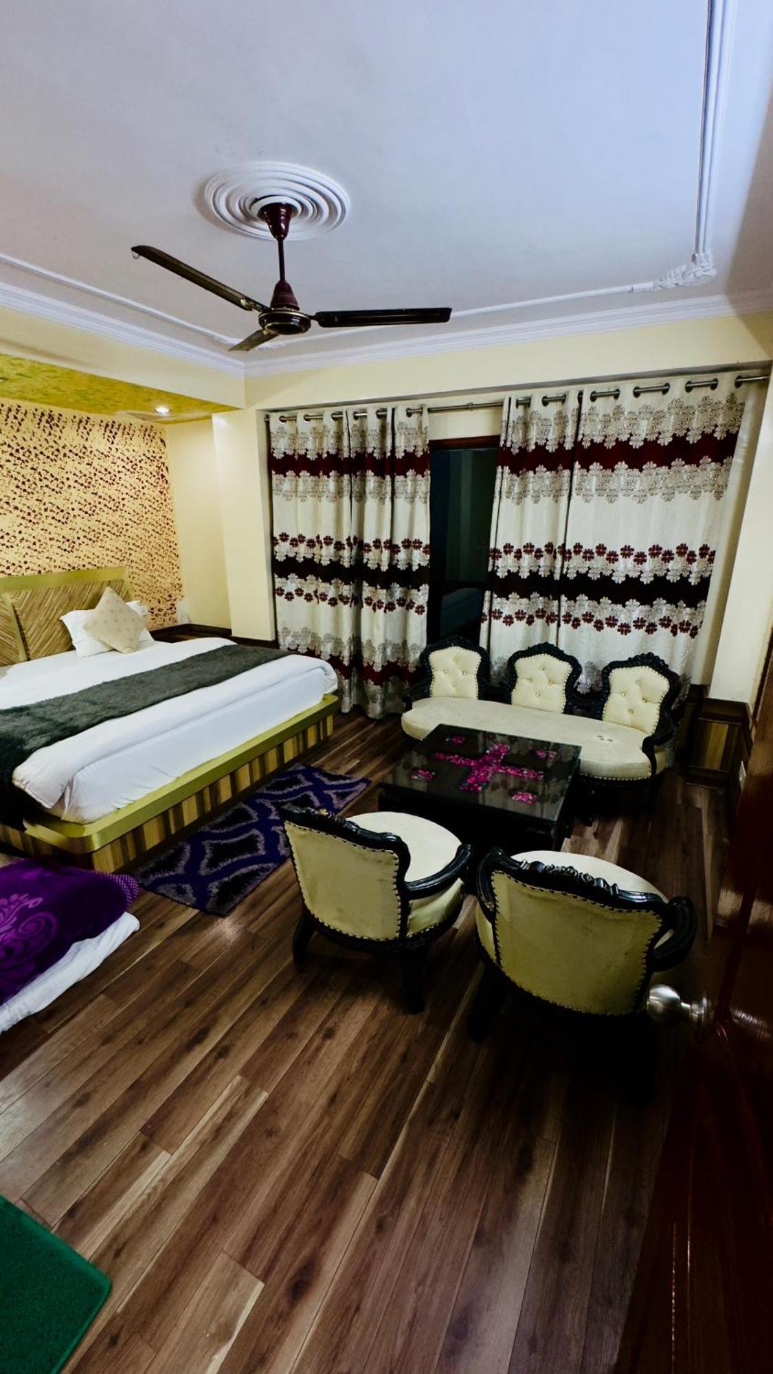 Hotel Apple Regency Simlá Kültér fotó
